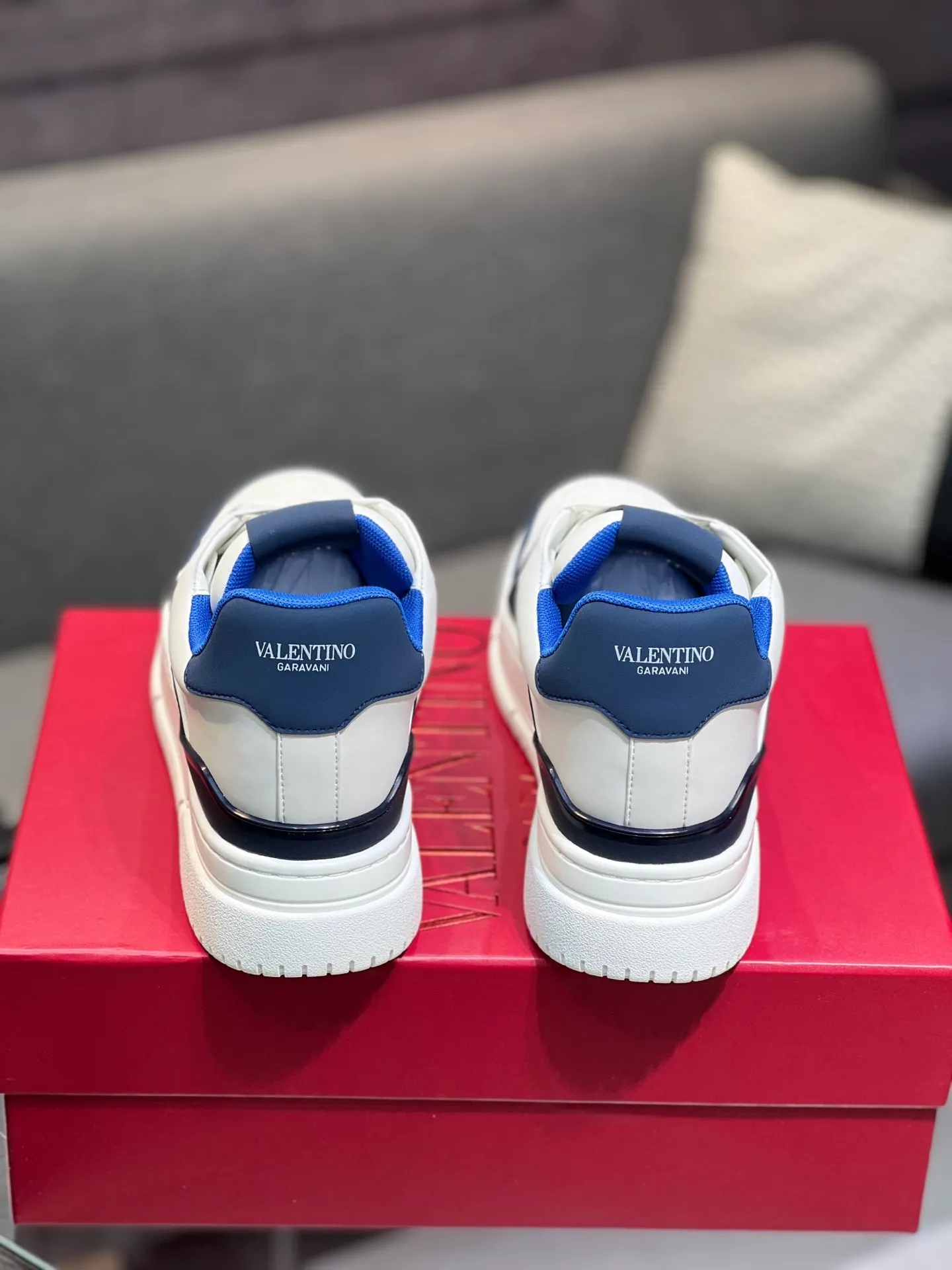 Men's Men's Shoes 💰660 Valentino 2023 early autumn new star shoes are now online! Wang Hedi and Ren Jialun have been worn by many celebrities. Who can refuse the same couple shoes as Wang Hedi! The design of Stars Stab My Heart is cool and spicy. The material of the shoes is cowhide, and every color is beautiful! Size 35-40, men’s size 39-44 (women’s 41, men’s 38, 45🉑️customized)